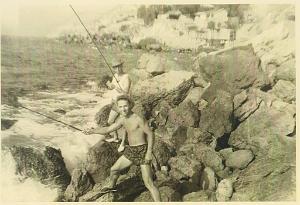 FAMILLE  MON ONCLE LAURENT AVEC PIERRE DUPUIS PECHANT DERRIERE LE ROCHER PLAT